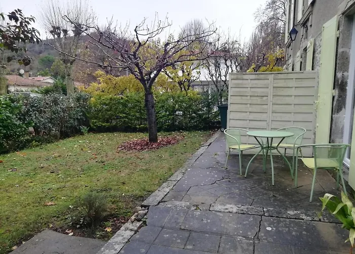 Habitación en casa particular Chez L'habitant, Axe A62, A 20 Min D' Ouest D'agen, Parking Dans La Rue Gratuit, Acces Cuisine, Convivial